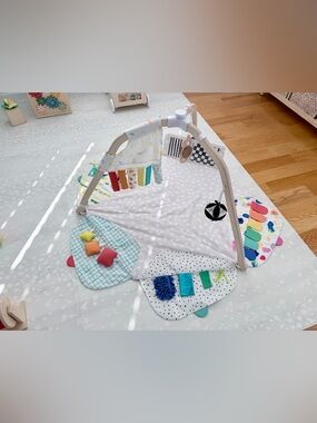 LOVEVERY Play Gym & Sensory Strands! Excellent Condition!